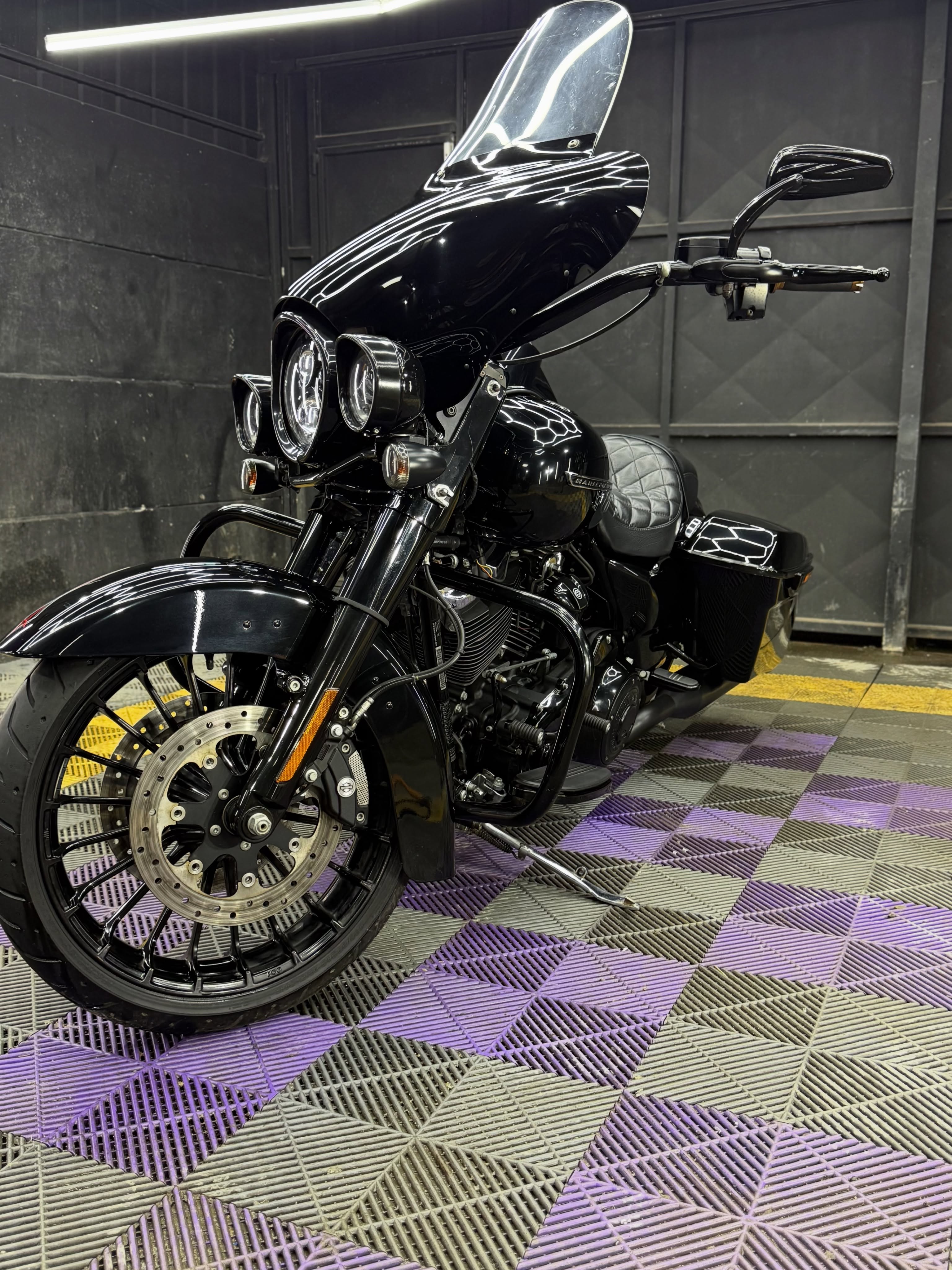 Harley-Davidson negra con detailing y pulido profesional en EOM Detailing