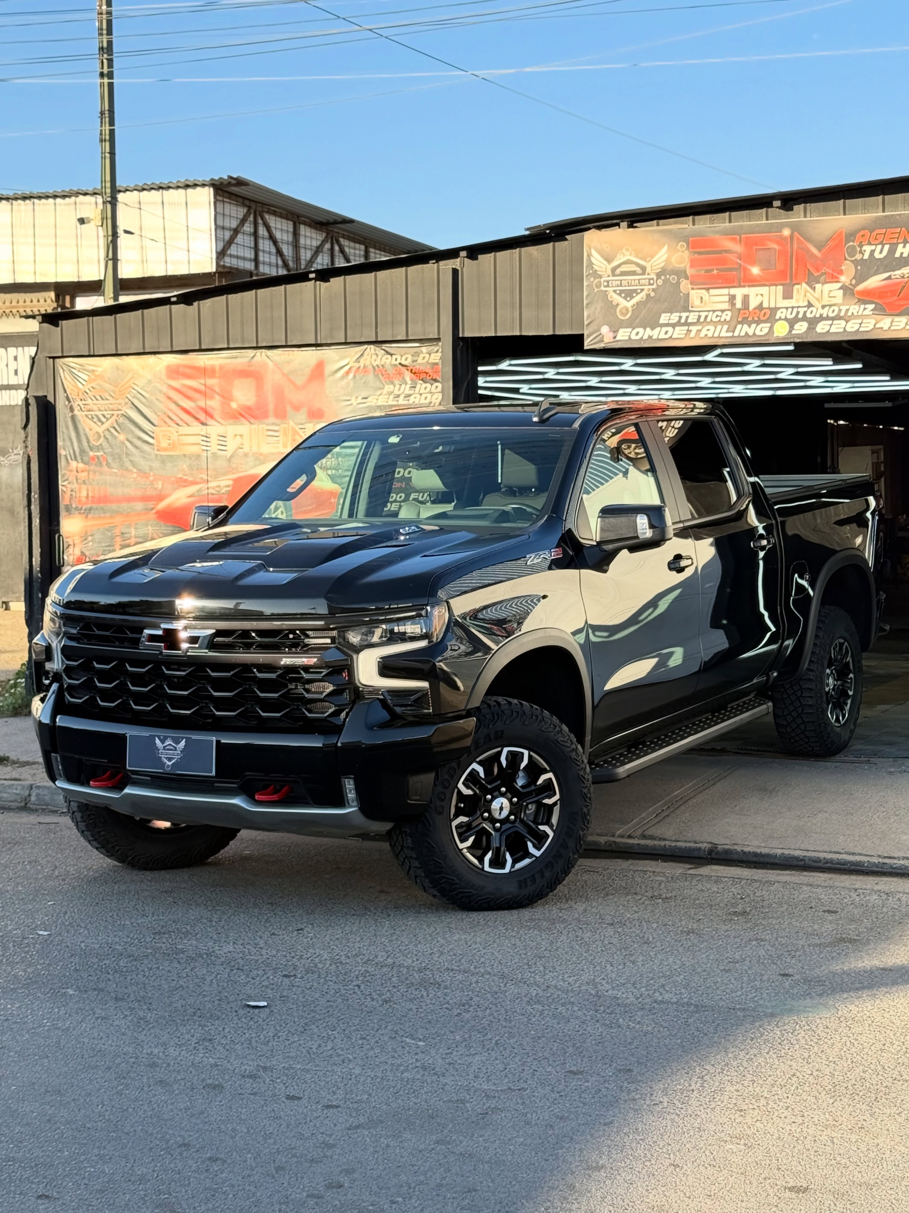 Lavado profesional completo de camioneta Chevrolet Silverado en EOM Detailing
